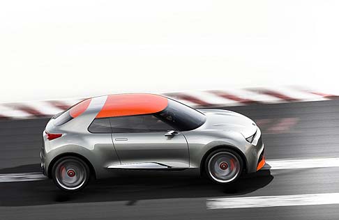 Kia - La vettura fa ampio utilizzo della fibra di carbonio, riconoscibile nel paraurti anteriore, in quello posteriore, fino alla plancia e i pannelli esterni delle portiere.