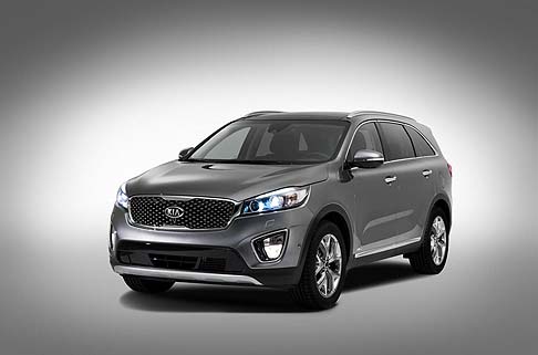 Kia - La terza generazione della nuova Kia Sorento, le cui immagini definitive sono disponibili sul web, appare pi lunga, pi bassa, pi larga e con il passo pi esteso, rispetto alla precedente generazione di questo suv di successo.