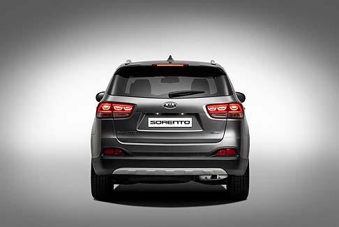 Kia - A seconda del mercato, le nuove funzioni disponibili comprendono un Around-View Monitor, con quattro telecamere per aiutare il conducente durante le manovre di parcheggio, e uno Smart Power Tailgate. 