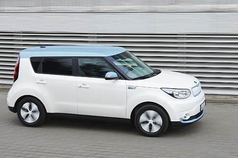 Kia - La Soul ECO-electric impiega un motore elettrico da 81,4 kW che dispone di un pacco batterie con polimeri di ioni di litio della capacit di 27 kWh collocato nel pianale.