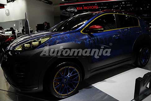 Film Cars X-Man - Kia X-Cars esposta al Beijing Motorshow 2016 non passa di certo inosservato: una carrozzeria di colore blu acceso a nido dape con cornici dorate