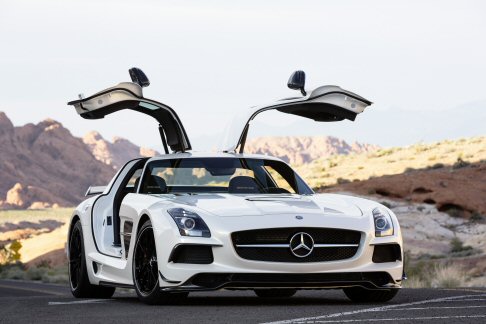 Mercedes-Benz - Con un peso di 1.550 kg, il rapporto peso/potenza della SLS AMG Black Series  pari a 2,45 kg/CV.