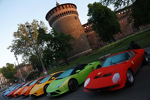 Lamborghini  - Parte da Piazza Castello a Milano, l8 maggio, il Grande Giro Lamborghini 50 Anniversario, il pi grande raduno della Casa di SantAgata Bolognese, celebrativo dei 50 anni dalla sua storia. 