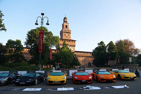 Lamborghini  - Le 350 auto che vi partecipano (320 gli iscritti e circa 30 le courtesy car per stampa e ospiti), insieme a 700 persone, hanno stazionato al parc ferm organizzato davanti al Castello Sforzesco per essere ammirate dai tanti appassionati del Toro. 