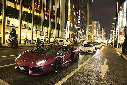 Lamborghini - Il centro di Tokyo ha visto sfilare più di ottanta vetture Lamborghini moderne.
