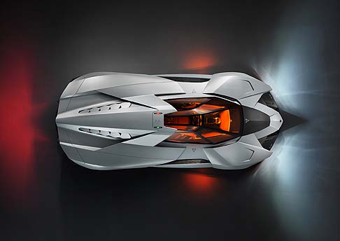 Lamborghini  - Lamborghini Egoista Concept offre un motore dieci cilindri a V e un solo posto a sedere, quello di pilotaggio che sembra lanello di congiunzione tra un elicottero da guerra e una Supercar