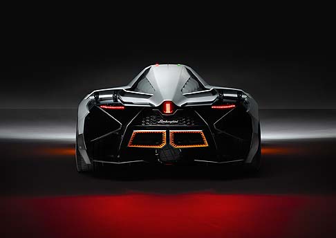 Lamborghini  - Da fuori domina una linea ricca di spigoli e la decisa alternanza di vuoti e pieni tipica delle carrozzeria pi estreme.