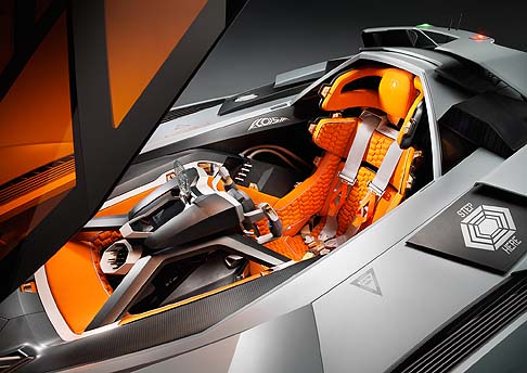 Lamborghini  - Stefn Sielaff, il designer degli interni, ha spiegato che il cockpit, realizzato come il resto della vettura di alluminio e fibra di carbonio,  un innesto removibile che una volta unito con il resto della macchina crea una perfetta unit tecnica.