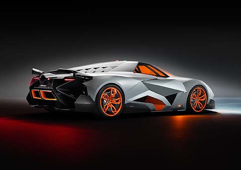 Lamborghini  - La meccanica  ancora top secret, lunica cosa dichiarata dagli uomini di Lamborghini  che i cilindri sono 10 a V e che la cilindrata  di 5.2 litri.