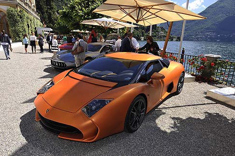 Lamborghini - La fiancata trasmette compattezza ed  priva di montanti, mentre la coda, con la tipica doppia gobba sul tetto, propone gruppi ottici a led e quattro scarichi sportivi.