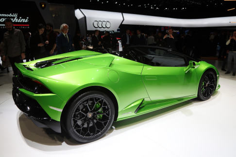 Lamborghini - Il design è stato progettato allo scopo di eliminare il tetto senza rinunciare all'aerodinamica tipica dell´auto