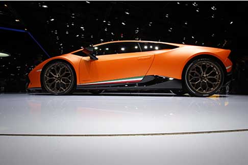 Lamborghini - Gli interni ne rispecchiano il carattere. Le finiture sono realizzate con materiali di alta qualit.