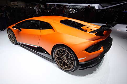 Lamborghini - Tra le dotazioni estetiche di questa vettura spiccano gli spoiler anteriore e posteriore, realizzati in Forged Composites.