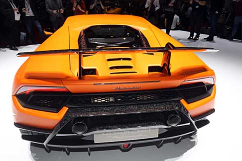 Lamborghini - Sotto la pelle, il motore V10, ancora più potente, è abbinato al cambio doppia frizione LDF a sette rapporti e al nuovo sistema di aerodinamica attiva ALA.