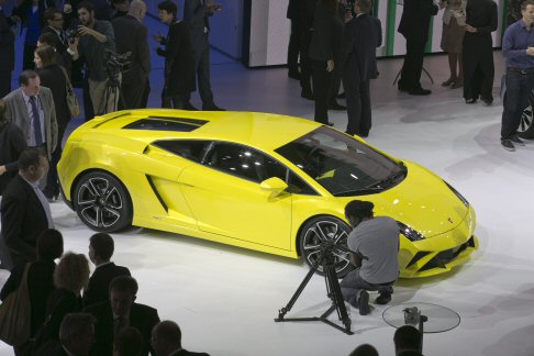 Lamborghini - Lamborghini Gallardo LP560-4 su richiesta  disponibile il nuovo Style Package, che prevede una speciale verniciatura nera lucida per lo spoiler e le griglie anteriori, le griglie inferiori e la traversa del paraurti posteriore.