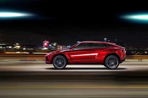 Lamborghini - Lamborghini Urus vista laterale del Suv supersportivo a cinque porte 