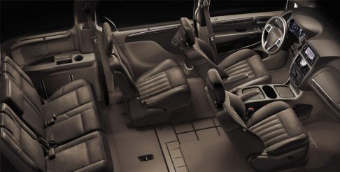 Lancia - Lancia Voyager espone gli allestimenti Silver e Platinum con il debutto di due nuovi tonalit, Cashmere Pearl e True Blue.