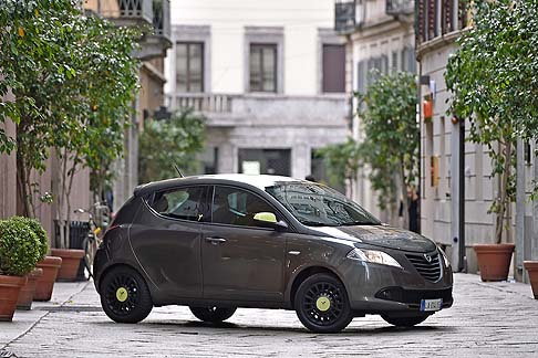 Lancia - Dedicata escluviamente ad una clientela giovane e sensibile alle tendenze in continua evoluzione nel campo della moda, la fashion city car si propone con una gamma rinnovata. 