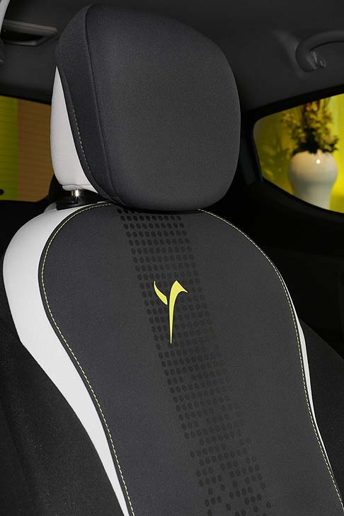 Lancia - Sul mercato italiano la Ypsilon Elefantino 2014 verr proposta a partire da 10.450 euro, completa di dotazioni come il climatizzatore, la radio con lettore CD e MP3 o le 5 porte . 