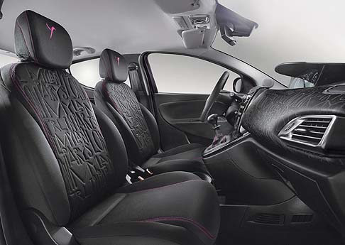 Lancia - Per tutte le tonalit esterne  disponibile un solo interno casual dove troviamo il volante in pelle, le finiture cromate della plancia e i sedili in tessuto nero con cuciture fucsia.