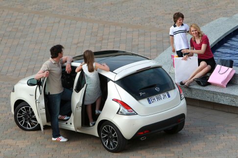 Lancia - lancia ypsilon con famiglia