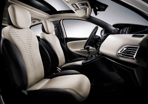 Lancia - Presente anche la nuova collezione 2012 di Lancia Ypsilon che si rinnova con alcuni eleganti elementi estetici.