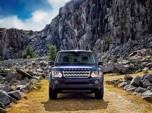 Land Rover - Completamente rinnovata per affrontare le difficili sfide del mercato, la nuova Land Rover Discovery MY2014 si presenta con un nuovo look, nuovi stemmi, un nuovo propulsore V6 a benzina, nuove tecnologie per il risparmio del carburante.