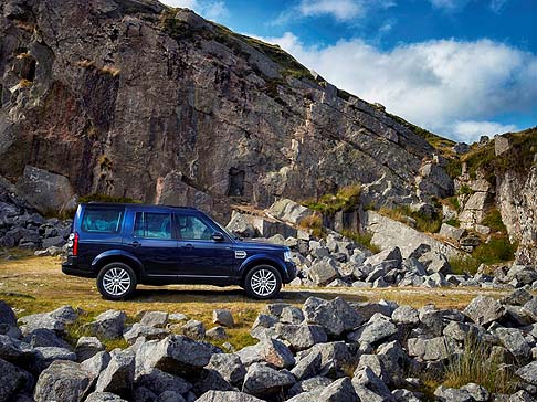 Land Rover - Nel frontale si fa notare la presenza di una nuova griglia, accompagnata da un nuovo paraurti anteriore, vo fari dal nuovo design con luci diurne a LED, e due nuovi stili di cerchi in lega.