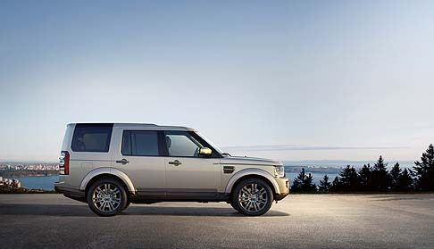 Land Rover - Nella versione Graphite spiccano la finitura grigia Graphite delle prese d'aria sui parafanghi e della griglia, particolari grigi delle maniglie delle portiere e dei badge sul cofano e sul portellone. 