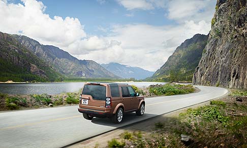 Land Rover - Le combinazioni di colore interne sono volutamente limitate a tre: Ebony, Almond e Tan. Il prezzo della Discovery Landmark parte da 66.500 euro.
