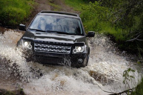 Land Rover - La nuova generazione  riconoscibile esteticamente per lofferta di nuove luci diurne anteriori e di fanaleria a LED, per le cornici lucide della griglia e dei fendinebbia, e per la differente finitura della presa daria sul parafango.