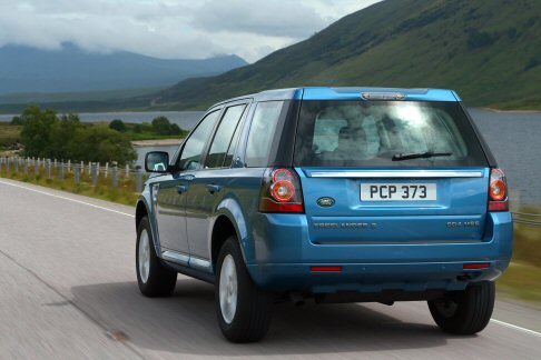 Land Rover - Tra le dotazioni sono presenti anche il sistema d’avviamento Passive Start e il freno di stazionamento elettrico “intelligente” che modula la forza frenante in funzione della pendenza, tenendo conto anche della temperatura dei freni.