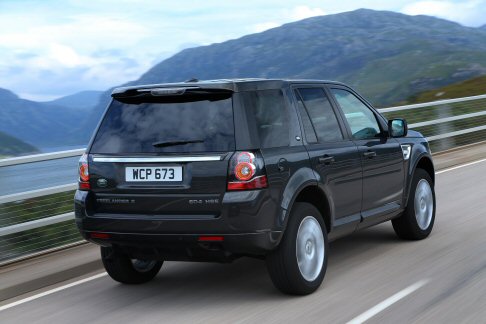 Land Rover - Il freno di stazionamento elettrico pu essere utilizzato anche come freno di emergenza. Nuovi i comandi vocali Say What You See e la telecamera posteriore dotata di assistenza allaggancio del rimorchio Hitch Assist.