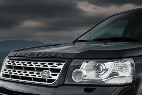 Land Rover - Proveniente dalla Evoque, il nuovo motore quattro cilindri benzina Si4 turbocompresso manda in pensione il precedente SI6 a sei cilindri, garantendo più leggerezza.