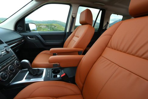 Land Rover - Più ricca la configurazione Dynamic, mentre il top di gamma HSE offre in più le finiture interne in legno, tetto apribile panoramico, funzione Memory per il sedile del conducente e specchi retrovisori e il 825W Meridian sistema surround sound audio. 