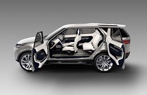 Land Rover - L'interno, spazioso, offre molte caratteristiche innovative, adatte ad ogni stile di vita. Interessante il sistema di configurazione dei sedili.