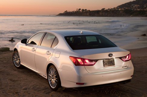 Lexus - La berlina offre un abitacolo progettato per garantire il massimo comfort, mentre la capacit di carico  cresciuta del 60%.
