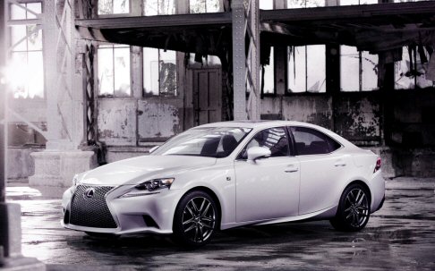 Lexus - In attesa della presentazione ufficiale al Salone di Detroit, Lexus svela in anticipo le immagini della rinnovata berlina IS, la prima equipaggiata con tecnologia Lexus Hybrid Drive, disponibile anche nella versione F SPORT. 