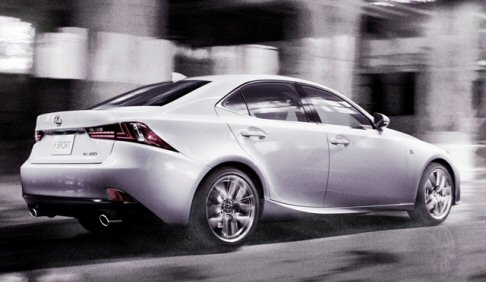 Lexus - Il profilo laterale vede il volume dellabitacolo concentrarsi soprattutto nella parte posteriore. 