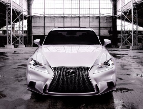 Lexus - Ispirata alla concept LF-CC, la vettura si caratterizza per laudace design anteriore, sviluppato intorno ad una griglia dalle forme affusolate, offrendo un mix di eleganza e sportivit.