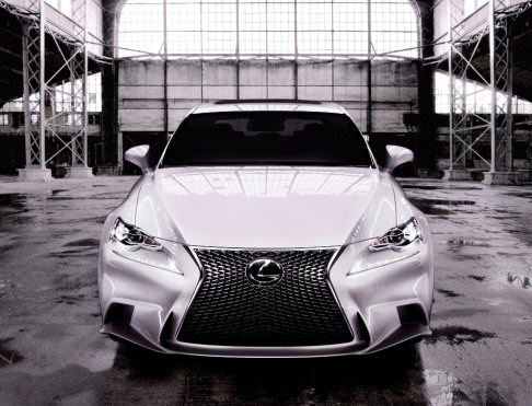 Lexus - Ispirata alla concept LF-CC, la vettura si caratterizza per laudace design anteriore, sviluppato intorno ad una griglia dalle forme affusolate, offrendo un mix di eleganza e sportivit.