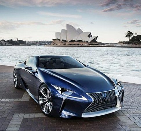 Lexus  - Le luci di coda sono caratterizzate da unilluminazione interna che regala una sensazione di profondit.