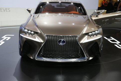 Lexus - Debutta e sorprende per le sue doti stilistiche la nuova Concept Car del marchio di lusso Lexus, che incanta il palcoscenico parigino con la splendida Lexus LF-CC Coup