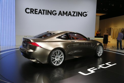Lexus - La vettura, show car full hybrid a trazione posteriore si caratterizza per la presenza di alcuni elementi stilistiche gi adottati dal modello LF-LC. 
