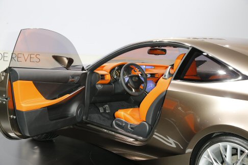 Lexus - Nel frontale spiccano, inoltre, i fari dallesclusivo design con tre proiettori a LED inseriti tra la superficie inferiore e quella superiore del parafango.