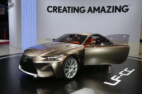 Lexus - Un ulteriore elemento, gi visto sul prototipo LF-LC e sulla LFA,  rappresentato dalla forma dellaletta stabilizzatrice, studiata per regolare il flusso dellaria. 