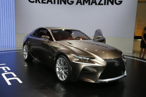 Lexus - Lussuosi e curati, gli interni della LF-CC anticipano levoluzione futura della gamma, rappresentando un ulteriore passo evolutivo della filosofia HMI.