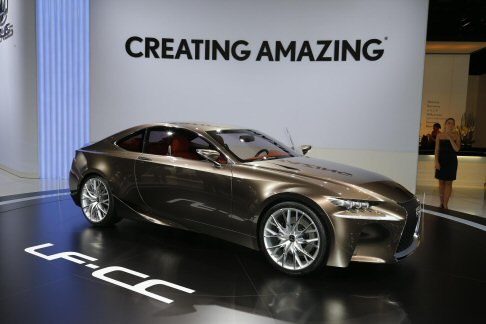 Lexus - La propulsione  composta da un motore benzina 2.5 litri 4 cilindri al fianco di un motore elettrico a magnete permanente e raffreddamento a liquido.