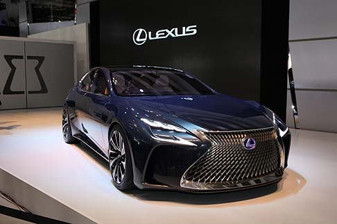 Lexus - La concept LF-FC Flagship rappresenta il punto di partenza per la realizzazione di una vettura innovativa sia in fatto di design che sul versante della propulsione.