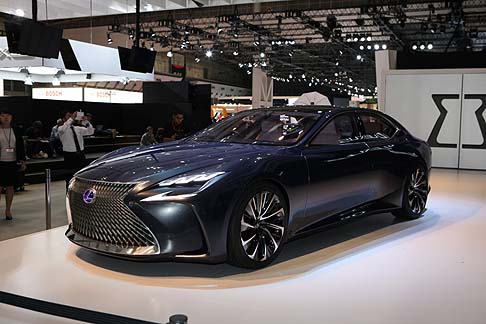 Lexus - Tra le caratteristiche estetiche pi rilevanti si nota lampia griglia anteriore con un nuovo design della maglia.